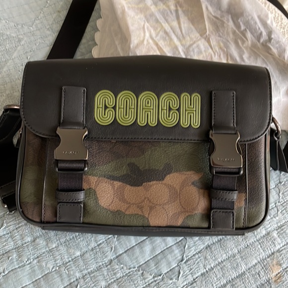 Coach NWOT Track Crossbody Black
Green Signature Canvas Crossbody
Shoulder Bag . - Picture 2 of 5
